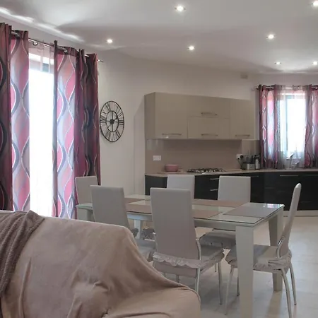 Private Room Free Transfer To The Airport