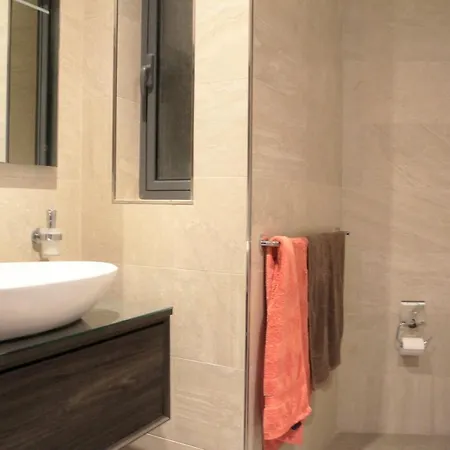 Private Room Free Transfer To The Airport *